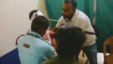 পরকীয়ার অভিযোগে তেলিয়ামুড়া মহকুমা হাসপাতালের এক সিকিউরিটির গার্ড কে বাড়িতে ডেকে নিয়ে বেধড়ক পেঠালো এক ব্যক্তি। ঘটনা...