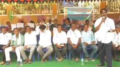 ఒంగోలు కలెక్టర్ క్యాంపు కార్యాలయం వద్ద తమ డిమాండ్లు నెరవేర్చాలని నిరసనకు దిగిన ఉపాధ్యాయులు