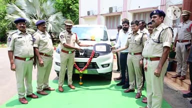 చింతలపూడి సర్కిల్ ఇన్స్పెక్టర్ కు పది లక్షల విలువైన బొలెరో వాహనాన్ని అందించిన జిల్లా ఎస్పీ ప్రతాప్ శివ కిషోర్