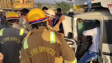 चंदौसी: चंदौसी नया बाईपास ओवर ब्रिज पर सड़क हादसे में बालू से भरे ट्रक ने महिंद्रा पिकअप को मारी टक्कर, दो लोग गंभीर रूप से घायल