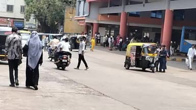 ಧಾರವಾಡ: ಧಾರವಾಡ ಸಿಟಿ ಬಸ್ ನಿಲ್ದಾಣದ ಹತ್ತಿರದ ರಸ್ತೆಗಳಲ್ಲಿ ಅಶಿಸ್ತಿನ ಆಟೋ ರಿಕ್ಷಾ ನಿಲುಗಡೆ ಟ್ರಾಫಿಕ್ ಜಾಮ್ ಉಂಟಾಗಿ ವಾಹನ ಸವಾರರ ಪರದಾಟ