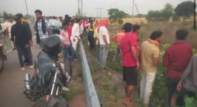 दिनारा के गौरा के पास अधकटा शव बरामद, नहीं हो सकी पहचान,शव देखने के लिए जुटी लोगों की भीड़।
दिनारा थाना क्षेत्र के गौरा...