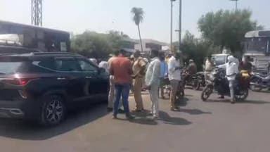 నిర్మల్: నిర్మల్ వ్యవసాయ మార్కెట్ యార్డులో మొక్కజొన్న కొనుగోళ్లలో జరుగుతున్న తీవ్ర జాప్యం నిరసిస్తూ రైతుల ఆందోళన