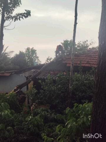 ನರಸಿಂಹರಾಜಪುರ: ಭಾರೀ ಬಿರುಗಾಳಿ ಮಳೆಗೆ ಗಾಳಿಗಂಡಿಯಲ್ಲಿ ಹಾರಿಹೋದ ಮನೆಯ ಮೇಲ್ಛಾವಣಿಯ ಶೀಟ್ಗಳು.!