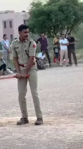 पहाड़ी: पहाड़ी में एसपी का अनोखा अंदाज: मैदान में बल्ला थामकर बढ़ाया पुलिसकर्मियों का हौसला