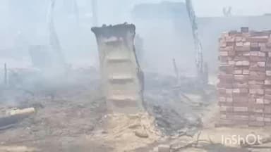 निघासन: मुन्ना पुरवा गांव में बिजली के तारों से निकली चिंगारी से तबाही, दो दर्जन घर जलकर हुए राख, दमकल विभाग पर सवाल