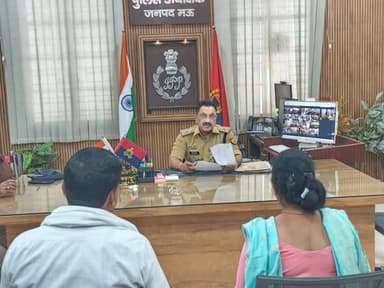 जन शिकायतों को प्राथमिकता के आधार पर निस्तारण कराए जाने के क्रम में पुलिस अधीक्षक मऊ श्री कमलेश बहादुर द्वारा पुलिस कार्...