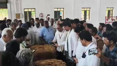 కొండపి: కొండపి పొగాకు వేలం కేంద్రంలో పడిపోతున్న ధరలతో పొగాకు రైతులు ఆందోళన, సిండికేట్ అడిగా వ్యాపారులు ఏర్పడ్డారని ఆరోపణ