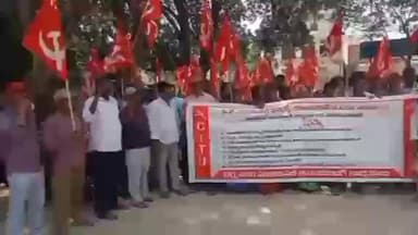 జీతాల కోసం ధర్మవరంలో మెరుపు సమ్మె నిర్వహించిన కార్మికులు