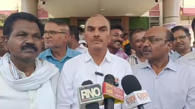 महसूल ,तलाठी चतुर्थ श्रेणी कर्मचारी मध्यवर्ती संघटनेच्या वतीने जिल्हाधिकारी कार्यालयासमोर निदर्शने