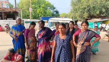 ಚಿತ್ರದುರ್ಗ: ಕೊಳಾಳ್ ತೆಕಲವಟ್ಟಿ ಗ್ರಾಮದಲ್ಲಿ ಅಧಿಕಾರಿಗಳ ಜೀಪು ತಡೆದು ನೀರಿಗೆ ಆಗ್ರಹಿಸಿದ ಮಹಿಳೆಯರು