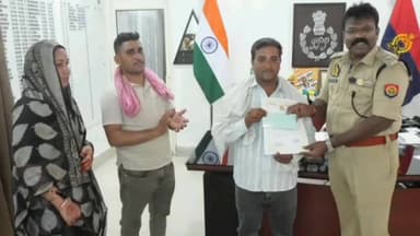 झांसी: ई-रिक्शा चालक की ईमानदारी, लौटाए 14 लाख के जेवरात, झांसी के एसएसपी ने किया सम्मानित