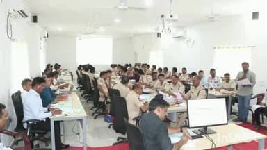 కొత్తగూడెం: జిల్లా పోలీసు అధికారులతో నేర సమీక్ష సమావేశం నిర్వహించిన జిల్లా ఎస్పీ రోహిత్ రాజు