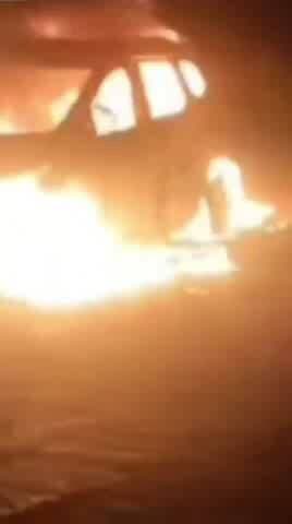 कठूमर: कठूमर में बारात से लौट रही ट्रैवलर बिजली पोल से टकराई, चिंगारी से लगी आग, 6 लोग बाल-बाल बचे