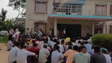 উদয়পুর: উদয়পুর কাঁকরাবন থানার মূল ফটোকে তালা ঝুলিয়ে আন্দোলনে নামল বিজেপি কর্মীরা