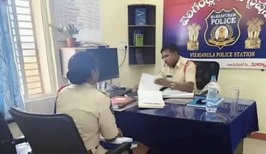 కనిగిరి: వెలిగండ్ల పోలీస్ స్టేషన్ ను ఆకస్మికంగా తనిఖీ చేసిన పామూరు సిఐ వినోద్