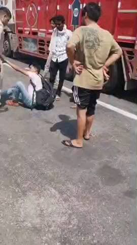 गोविंदगढ़: नौगांवा क्षेत्र के एक्सप्रेस-वे पर ट्रक चालक से मारपीट का वीडियो वायरल, पुलिसकर्मी को किया गया लाइन हाजिर