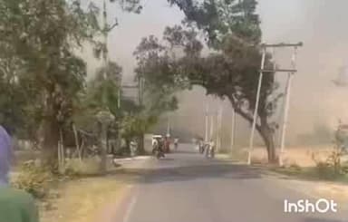 टांडा: हंसवर-बसखारी मार्ग पर मकोईया विद्युत उपकेंद्र के पास अज्ञात कारणों से भीषण आग लगने से मचा हड़कंप