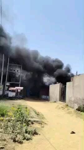 रामगढ़: नौगांवा में वेल्डिंग की चिंगारी से आइसक्रीम फैक्ट्री में लगी भीषण आग, लाखों का हुआ नुकसान