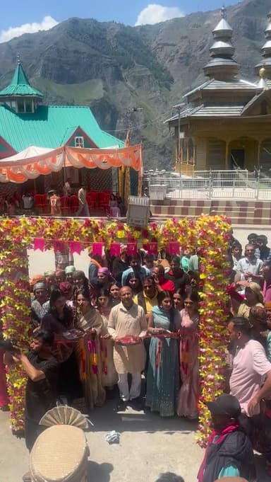 धरचांदना में कुछ यूँ हुआ शिलाई के दुल्हे व बारातियों का स्वागत…