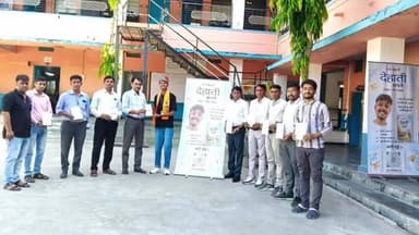 डूंगरपुर: वागड़ विद्या विहार उमावि के पूर्व छात्र परेश परमार ने पहली प्रकाशित देहाती सपने पुस्तक स्कूल को भेंट की