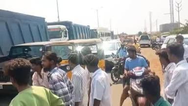 వైసీపీ కార్యకర్తల హంగామా భారీ ట్రాఫిక్ జామ్ ట్రాఫిక్ కు కారకైన యువకులను గుర్తించే పని లో పోలీసులు