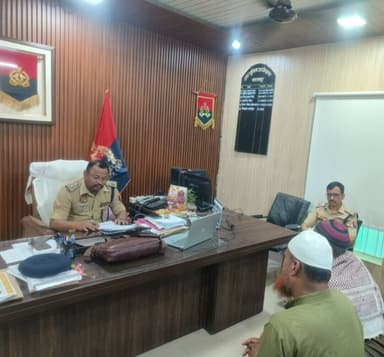 #Balrampurpolice
#AddlSP बलरामपुर @VishalPCop द्वारा जनसुनवाई में शिकायतें/समस्याएं लेकर आये हुए शिकायकर्ताओं की समस्या...