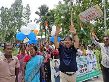 নির্বাচনী প্রচারের শেষ দিনে গোবরাছড়া নয়ারহাট গ্রাম পঞ্চায়েত ও শহরের ৯নং ওয়ার্ডে ভোট প্রচার উদয়ন গুহর।