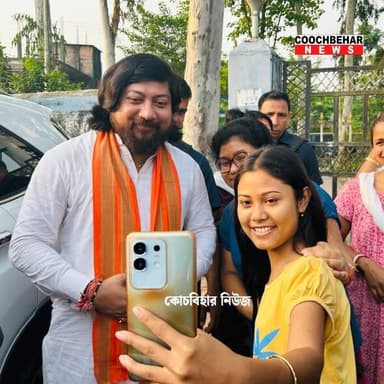 নিশিগঞ্জে শেষদিনের প্রচারে ফ্যানস দের সাথে সেলফি তে BJP প্রার্থী নিশীথ প্রামাণিক।