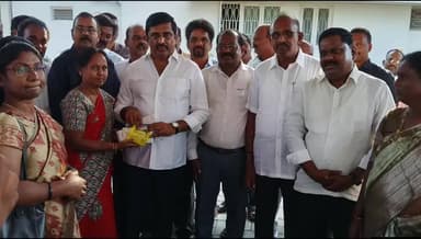 వి.ఒ.ఎ లకు ప్రభుత్వం నుంచి వచ్చిన 5జి సెల్ ఫోన్లను పంపిణీ చేసిన ఎమ్మెల్యే నల్లారి కిషోర్ కుమార్ రెడ్డి