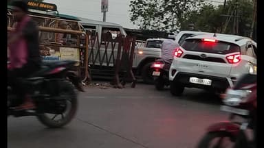 सोरांव: सोरांव थाना क्षेत्र के होलागढ़ मोड पर बेतरतीब वाहनों से लगा लंबा जाम, राहगीर परेशान