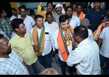 ଝାରସୁଗୁଡା: ପଶ୍ଚିମବଙ୍ଗରୁ ନିର୍ବାଚନୀ ପ୍ରଚାର ସାରି ଫେରିଲେ ଝାରସୁଗୁଡ଼ାର ବିଧାୟକ, ବୀର ସୁରେନ୍ଦ୍ର ସାଏ ବିମାନବନ୍ଦରରେ ଭବ୍ୟ ସ୍ୱାଗତ