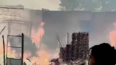 खड्डा: सबया गांव में भीषण आग से कई घर जल गए, लाखों का हुआ नुकसान