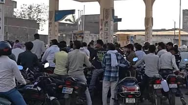 बलरामपुर: पैनिक बाइंग से पेट्रोल पंपों पर खपत बढ़ी, जिला प्रशासन ने आमजनों से की अपील- तेल की पर्याप्त मात्रा उपलब्ध है