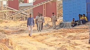 ಸವದತ್ತಿ: ಸವದತ್ತಿ ನವೀಲತೀರ್ಥ ಬಳಿ ಹಿಟ್ಯಾಚ್ ಜೆಸಿಬಿಗೆ ವಿದ್ಯುತ್ ತಗುಲಿ ಇಬ್ಬರ ಯುವ ಕಾರ್ಮಿಕರ ಸಾವು