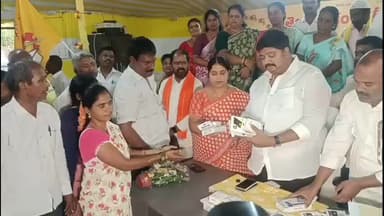 చిత్తూరు సంఘమిత్రులకు స్మార్ట్ ఫోన్లు పంపిణీ చేసిన ఎమ్మెల్యే గురజాల జగన్మోహన్