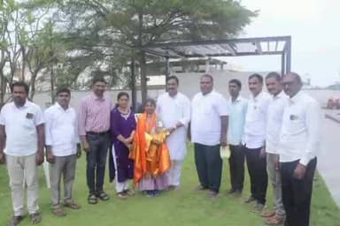 నిర్మల్: మంచు పర్వతంపై కూచిపూడి నృత్యం చేసిన వరేణ్య అనే చిన్నారిని అభినందించిన నిర్మల్ ఎమ్మెల్యే ఏలేటి మహేశ్వర్ రెడ్డి