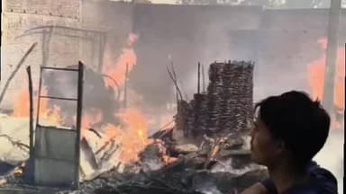 हाटा: कुशीनगर में पंपिंग सेट की चिंगारी से भड़की आग, 57 घर जलकर राख, एक महिला झुलसी