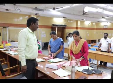திருவண்ணாமலை: தேர்தல் பணியில் ஈடுபடும் அலுவலர்கள் அளித்த அஞ்சல் வாக்குகள் தொகுதி வாரியாக பிரிக்கும் பணியை கலெக்டர் பார்வையிட்டு ஆய்வு