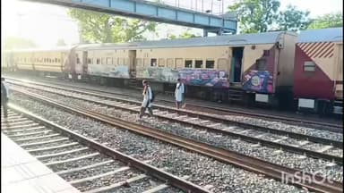 कपासन: कपासन रेल्वे स्टेशन पर अधूरे फुटओवर ब्रिज के निर्माण के कारण यात्रियों को अनधिकृत रूप से रेल लाइन पार करनी पड़ती है