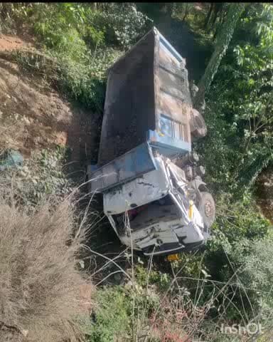 खुंडियां: खुंडिया-कुराल में 40-50 फुट गहरी खाई में लुढ़का ट्रक, चालक हुआ जख्मी