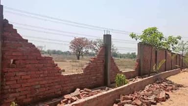 डोमचांच: डोमचांच में हाथियों का उत्पात, काराखूट स्थित डीएवी पब्लिक स्कूल की बाउंड्री तोड़ी