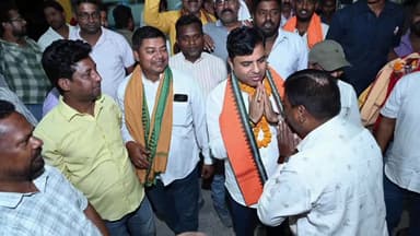 ଝାରସୁଗୁଡା: ନିର୍ବାଚନ ପ୍ରଚାରରୁ ଫେରିଲା ପରେ ଝାରସୁଗୁଡ଼ା ବିମାନବନ୍ଦରରେ ଦଳର କାର୍ଯ୍ୟକର୍ତାଙ୍କ ପକ୍ଷରୁ ବିଧାୟକଙ୍କୁ ଭଵ୍ୟ ସ୍ୱାଗତ ସମ୍ବର୍ଦ୍ଧନା