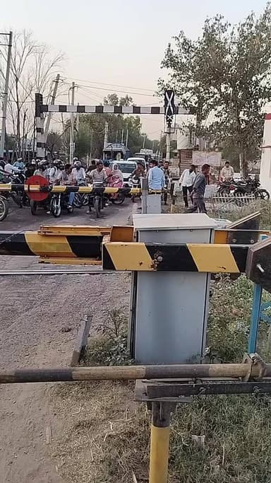 प्रदेश के पंचायत मंत्री के घर जाने वाले रास्ते मे रेलवे फाटक बंद, लगा जमा, आम लोग परेशान