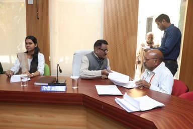 वृद्ध पिता के बेटे के उपचार में जिला प्रशासन का मिला सहयोग
पुत्र के इलाज के लिए भर्ती करवाने पर इंद्र कुमार दुबे ने कले...