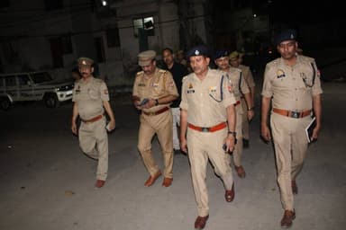 पुलिस अधीक्षक कन्नौज विनोद कुमार द्वारा थाना कोतवाली कन्नौज क्षेत्र में मय थाना पुलिस के पैदल गश्त कर सुरक्षा व्यवस्था क...