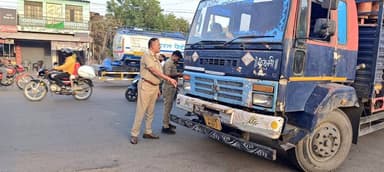 #SPGonda के निर्देशन में #सीओ_यातायात द्वारा यातायात नियमों के पालन एवं ध्वनि प्रदूषण की रोकथाम हेतु सघन वाहन चेकिंग अभि...