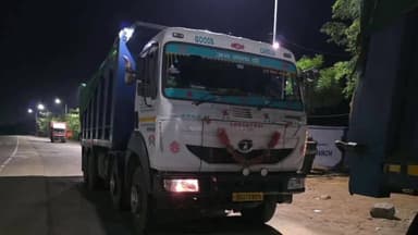 ଦେବଗଡ: କୁରଡ ଛକରୁ 2 ଟି ବାଲି ବୋଝେଇ ହାଇୱା ଜବତ କରି କାଗଜ ପତ୍ର ଜାଞ୍ଜ କରୁଛି ଖଣି ବିଭାଗ