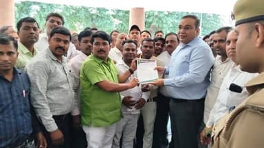 पंचायत कार्यकाल बढ़ाने की मांग को लेकर प्रधानों का प्रदर्शन, डीएम को सौंपा ज्ञापन
कासगंज। जनपद कासगंज में अखिल भारतीय प...