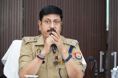 #Etawahpolice
होमगार्ड परीक्षा के दृष्टिगत वरिष्ठ पुलिस अधीक्षक इटावा द्वारा विकास भवन स्थित प्रेरणा सभागार में अधिकारि...